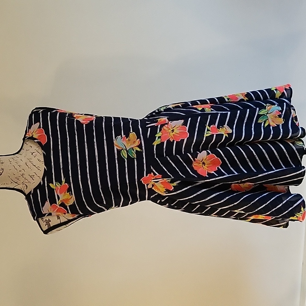 Adorable fun flirty tropical striped floral dress by Madison Jules Size Small
